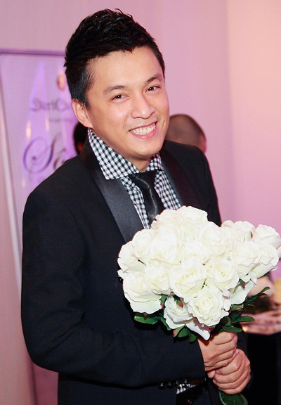 Nhà hàng của Lam Trường giới thiệu một tiệc cưới mẫu và đích thân ông chủ đứng làm chú rể. Cô dâu là một thành viên trong vũ đoàn. Cả hai chào đón quan khách tham quan giống như cặp uyên ương hạnh phúc thực sự. Nhà hàng của Lam Trường giới thiệu một tiệc cưới mẫu và đích thân ông chủ đứng làm chú rể. Cô dâu là một thành viên trong vũ đoàn. Cả hai chào đón quan khách tham quan giống như cặp uyên ương hạnh phúc thực sự.