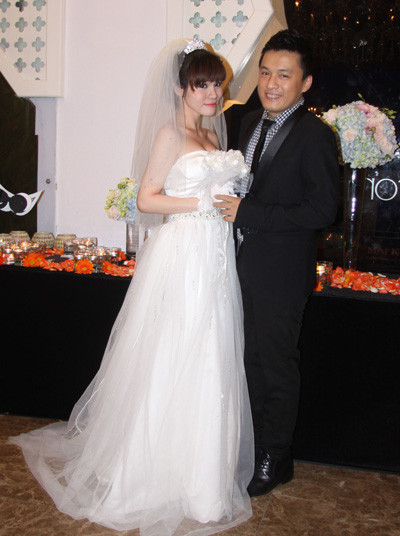 'Anh Hai' Lam Trường khoác veston, đứng đón khách bên cô dâu đúng nghi lễ cưới thường thấy trong một sự kiện diễn ra tại nhà hàng của anh, tối 27/5. 'Anh Hai' Lam Trường khoác veston, đứng đón khách bên cô dâu đúng nghi lễ cưới thường thấy trong một sự kiện diễn ra tại nhà hàng của anh, tối 27/5.