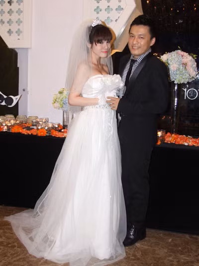 'Anh Hai' Lam Trường khoác veston, đứng đón khách bên cô dâu đúng nghi lễ cưới thường thấy trong một sự kiện diễn ra tại nhà hàng của anh, tối 27/5. 'Anh Hai' Lam Trường khoác veston, đứng đón khách bên cô dâu đúng nghi lễ cưới thường thấy trong một sự kiện diễn ra tại nhà hàng của anh, tối 27/5.