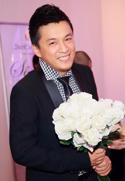 Nhà hàng của Lam Trường giới thiệu một tiệc cưới mẫu và đích thân ông chủ đứng làm chú rể. Cô dâu là một thành viên trong vũ đoàn. Cả hai chào đón quan khách tham quan giống như cặp uyên ương hạnh phúc thực sự.