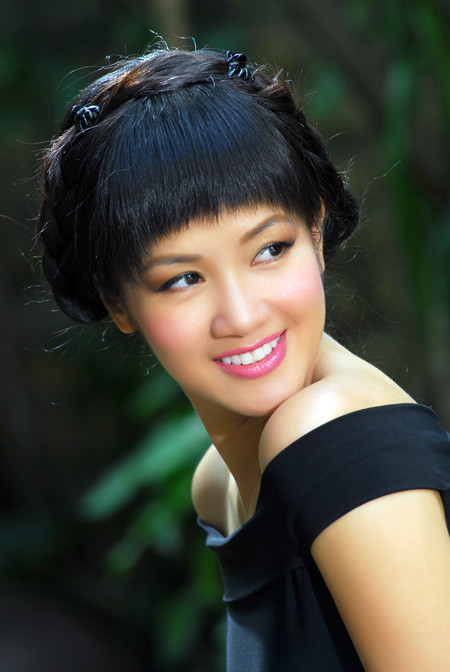 Không giấu nổi niềm hạnh phúc vô bờ bến, dì Mai – mẹ của Hồng Nhung chia sẻ, gia đình vô cùng hạnh phúc khi được đón hai cháu sinh đôi vô cùng dễ thương và đáng yêu chào đời."Suốt 10 ngày nay tôi không ngủ được vì phải thức đêm trông cháu. Nhưng cứ nhìn nụ cười thơ ngây và đáng yêu của hai đứa nhỏ là mọi mệt mỏi đều tan biến hết", bà Mai hào hứng khoe. Mặc dù rất muốn chia sẻ niềm vui này đến khán giả hâm mộ, nhưng vì một số lý do tế nhị nên gia đình Hồng Nhung chưa thể tiết lộ hình ảnh của hai bé vào thời điểm này.(Theo Ngôi Sao) Không giấu nổi niềm hạnh phúc vô bờ bến, dì Mai – mẹ của Hồng Nhung chia sẻ, gia đình vô cùng hạnh phúc khi được đón hai cháu sinh đôi vô cùng dễ thương và đáng yêu chào đời."Suốt 10 ngày nay tôi không ngủ được vì phải thức đêm trông cháu. Nhưng cứ nhìn nụ cười thơ ngây và đáng yêu của hai đứa nhỏ là mọi mệt mỏi đều tan biến hết", bà Mai hào hứng khoe. Mặc dù rất muốn chia sẻ niềm vui này đến khán giả hâm mộ, nhưng vì một số lý do tế nhị nên gia đình Hồng Nhung chưa thể tiết lộ hình ảnh của hai bé vào thời điểm này.(Theo Ngôi Sao)