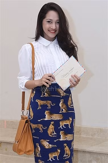Bảo Anh xây dựng cho mình phong cách diện đồ kín đáo, nhẹ nhàng nhưng cực kỳ quyến rũ.