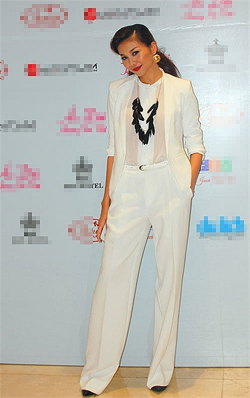 Chân dài Thanh Hằng sở hữu vóc dáng tuyệt đẹp nên việc khoác lên những bộ vest lịch sự càng làm cô thêm cuốn hút. Chân dài Thanh Hằng sở hữu vóc dáng tuyệt đẹp nên việc khoác lên những bộ vest lịch sự càng làm cô thêm cuốn hút.