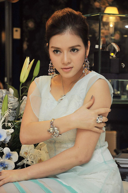 Ồn ào vì bị cho là khoe của nên khi đeo bộ trang sức kim cương này Lý Nhã Kỳ đã không bật mí giá trị của nó Ồn ào vì bị cho là khoe của nên khi đeo bộ trang sức kim cương này Lý Nhã Kỳ đã không bật mí giá trị của nó