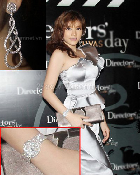 Xuất hiện trong buổi tiệc tổ chức tại Đà Nẵng trước đây. Lý Nhã Kỳ gây choáng khi diện chiếc đồng hồ nhãn hiệu Piaget trị giá 300 ngàn USD ( hơn 6 tỷ). Xuất hiện trong buổi tiệc tổ chức tại Đà Nẵng trước đây. Lý Nhã Kỳ gây choáng khi diện chiếc đồng hồ nhãn hiệu Piaget trị giá 300 ngàn USD ( hơn 6 tỷ).