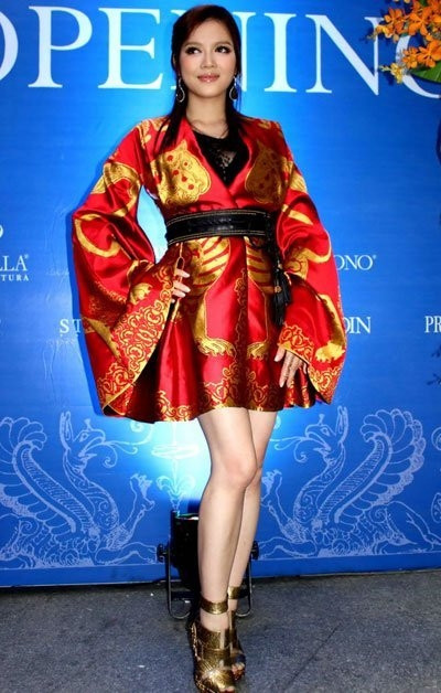 Trong một buổi tiệc từ thiện, Lý Nhã Kỳ đã diện trang phục “độc” của nhà thiết kế nổi tiếng thế giới Alexander McQueen, chiếc váy này có giá 1,5 tỷ đồng. Trong một buổi tiệc từ thiện, Lý Nhã Kỳ đã diện trang phục “độc” của nhà thiết kế nổi tiếng thế giới Alexander McQueen, chiếc váy này có giá 1,5 tỷ đồng.