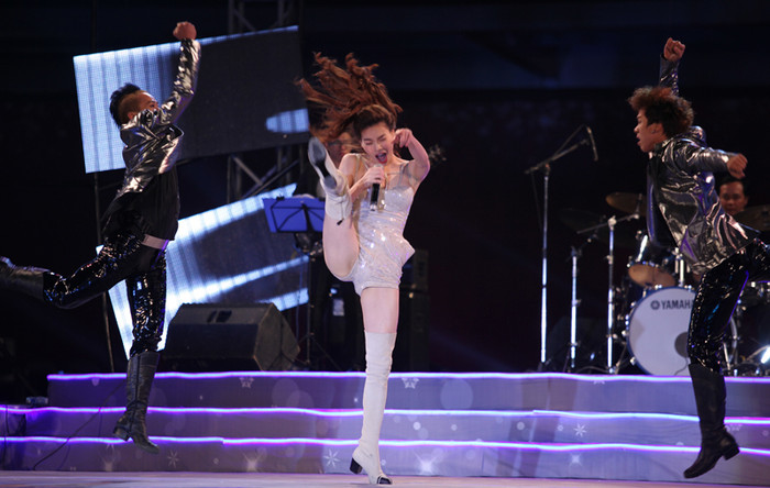 Sau hất tóc là "tung cước"... Sau hất tóc là "tung cước"...