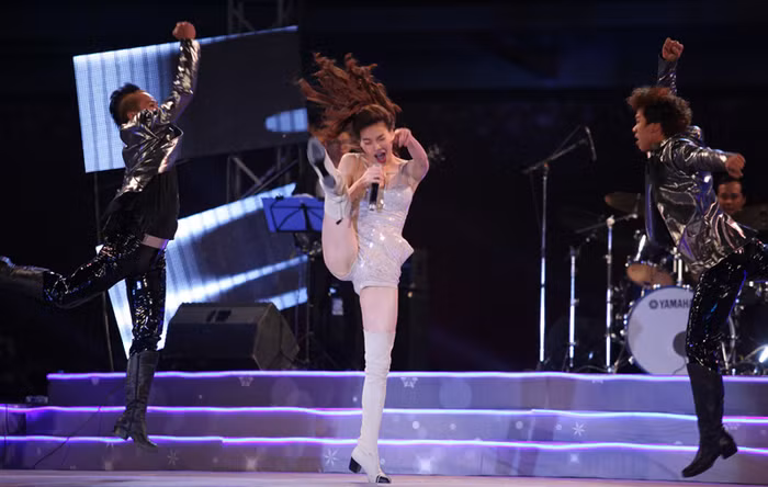 Sau hất tóc là "tung cước"...