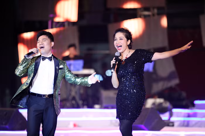 Trong khi đó, Quang Linh hết sức ăn ý với Mỹ Linh.