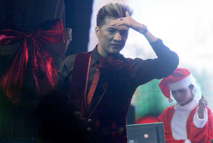 Mr Đàm phiêu với Khoảng cách, Đợi em trong mưa. Theo thông tin từ phía BTC, tối 24, đúng 12h đêm ca sỹ Minh Quân sẽ có sự xuất hiện “gây sốc” với toàn bộ khán giả có mặt tại chương trình. Mr Đàm phiêu với Khoảng cách, Đợi em trong mưa. Theo thông tin từ phía BTC, tối 24, đúng 12h đêm ca sỹ Minh Quân sẽ có sự xuất hiện “gây sốc” với toàn bộ khán giả có mặt tại chương trình.