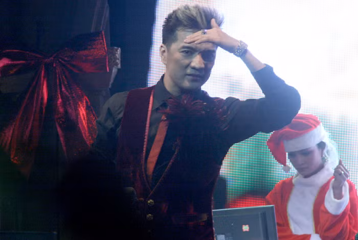 Mr Đàm phiêu với Khoảng cách, Đợi em trong mưa. Theo thông tin từ phía BTC, tối 24, đúng 12h đêm ca sỹ Minh Quân sẽ có sự xuất hiện “gây sốc” với toàn bộ khán giả có mặt tại chương trình.