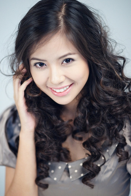 "Kiều Khanh cười có thể làm sáng bừng khung cảnh xung quanh" - là một lời nhận xét của 1 số phóng viên văn hóa.