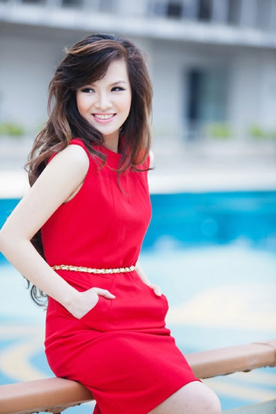 2. Diễn viên, MC Đan Lê. Sau cuộc hôn nhân đầu tiên ngắn ngủi, Đan Lê hiện đã kết hôn với Đạo diễn trẻ Khải Anh.