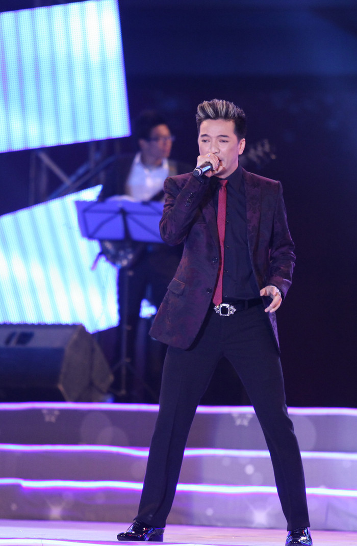 Quý ông lịch lãm Mr. Đàm, Ngay sau khi hát tại Vincom Village Gala Concert, Đàm Vĩnh Hưng lại tiếp tục biểu diễn sôi động tại "Dạ tiệc đỏ". Quý ông lịch lãm Mr. Đàm, Ngay sau khi hát tại Vincom Village Gala Concert, Đàm Vĩnh Hưng lại tiếp tục biểu diễn sôi động tại "Dạ tiệc đỏ".