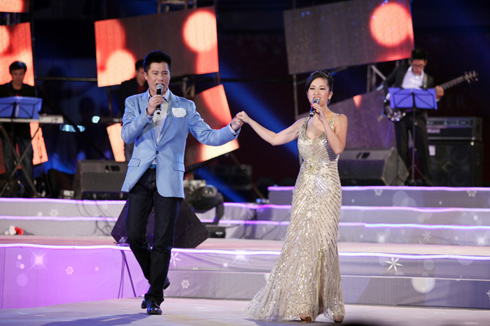 Quang Dũng vô cùng tình từ với Hồng Nhung. Quang Dũng vô cùng tình từ với Hồng Nhung.