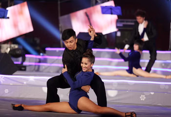 Khánh Thi thể hiện những bước nhảy tuyệt vời.