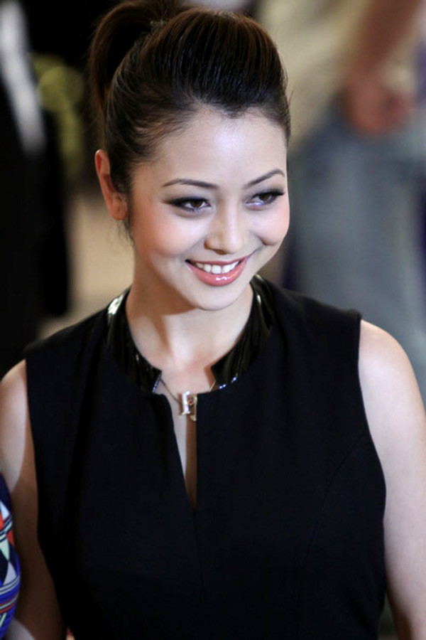 Nụ cười duyên, cùng với ánh mắt buồn là những nét riêng của Jennifer Phạm trong giới showbiz Việt. Nụ cười duyên, cùng với ánh mắt buồn là những nét riêng của Jennifer Phạm trong giới showbiz Việt.