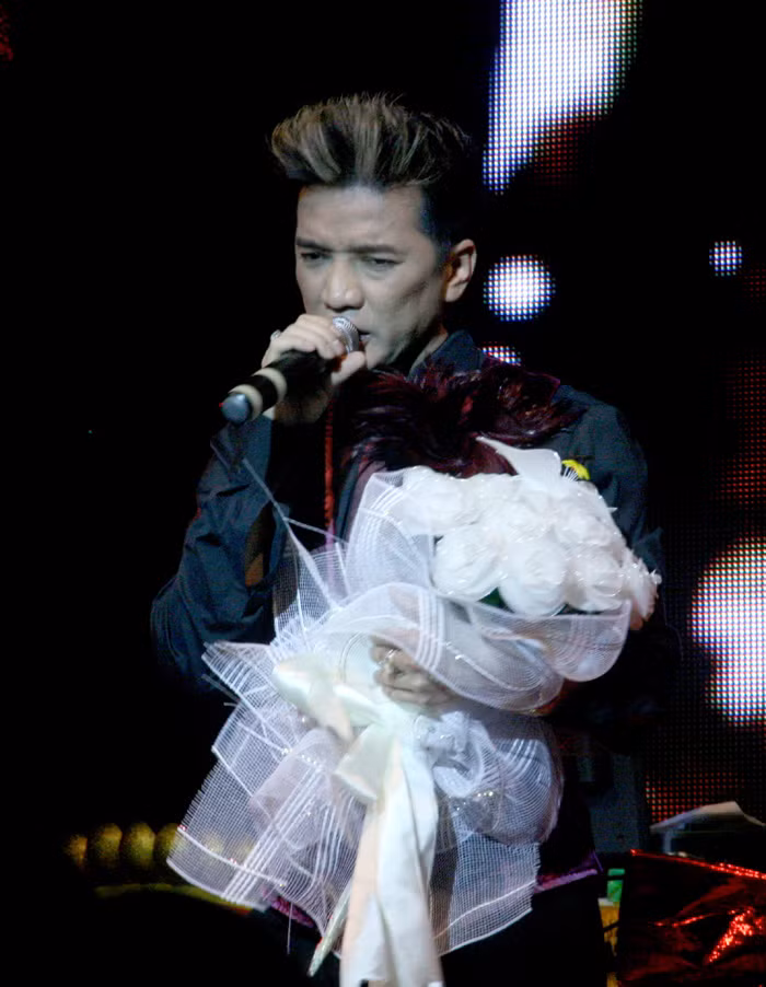 Đàm Vĩnh Hưng là "điểm nhấn" của Dạ tiệc đỏ đêm 23/12. Vào đêm 24/12, "chủ xị" sân khấu sẽ là nữ ca sỹ Thu Minh.