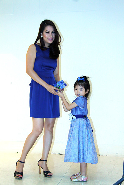 Mặc dù từng theo bố mẹ xuất hiện tại nhiều event nhưng Bảo Tiên ít khi chụp hình cho các báo. Lần này khi làm người mẫu cùng mẹ, cô bé vô cùng thích thú.