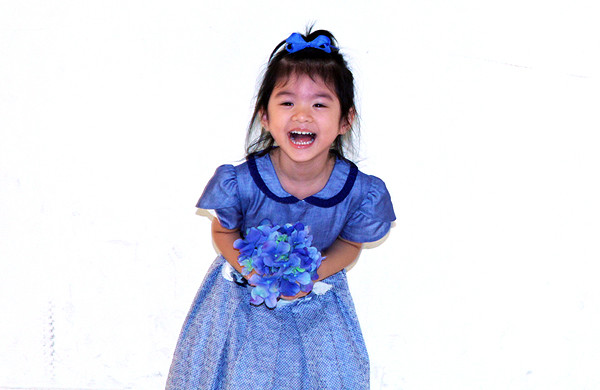 Cô bé đang theo học tại trường quốc tế và rất thích tham gia các hoạt động văn nghệ.