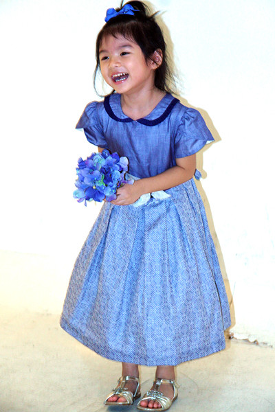 Trước ống kính, cô công chúa của diễn viên Trần Bảo Sơn tạo dáng ngượng ngùng vì xấu hổ.