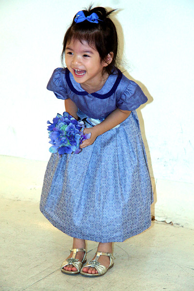 Được mẹ trêu, Bảo Tiên cười nắc nẻ.