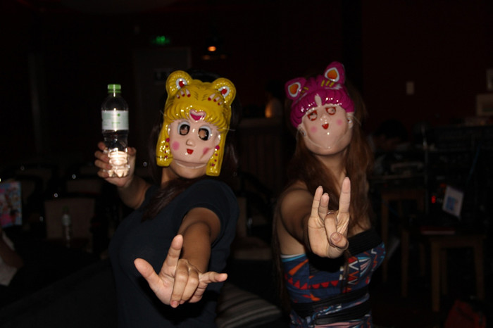 Thái Trinh và Đinh Hương tinh ngịch với mặt nạ. Thái Trinh và Đinh Hương tinh ngịch với mặt nạ.