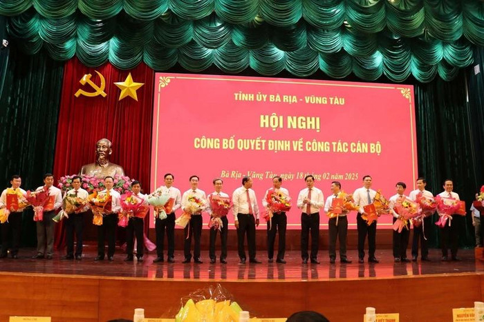 Lãnh đạo tỉnh Bà Rịa-Vũng Tàu chụp chung với những cán bộ chủ chốt của tỉnh vừa được điều động, bổ nhiệm. (Ảnh: Đoàn Mạnh Dương/TTXVN) Lãnh đạo tỉnh Bà Rịa-Vũng Tàu chụp chung với những cán bộ chủ chốt của tỉnh vừa được điều động, bổ nhiệm. (Ảnh: Đoàn Mạnh Dương/TTXVN)