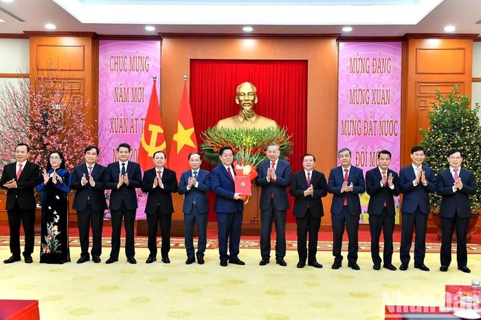 Tổng Bí thư Tô Lâm trao Quyết định về hợp nhất Ban Tuyên giáo Trung ương và Ban Dân vận Trung ương cùng chức năng, nhiệm vụ, tổ chức bộ máy, phân công, bổ nhiệm Trưởng ban và các Phó Trưởng Ban Tuyên giáo và Dân vận Trung ương. (Ảnh: Đăng Khoa) Tổng Bí thư Tô Lâm trao Quyết định về hợp nhất Ban Tuyên giáo Trung ương và Ban Dân vận Trung ương cùng chức năng, nhiệm vụ, tổ chức bộ máy, phân công, bổ nhiệm Trưởng ban và các Phó Trưởng Ban Tuyên giáo và Dân vận Trung ương. (Ảnh: Đăng Khoa)