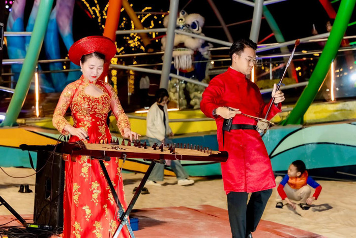 Lễ hội đèn lồng quốc tế còn mang tới không gian nghệ thuật từ truyền thống cho tới hiện đại. A3-18.jpg