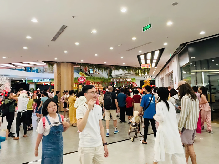 Không khí du xuân tấp nập tại Trung tâm thương mại Vincom Mega Mall Grand Park với nhiều lựa chọn ăn uống, café, vui chơi. 3.png