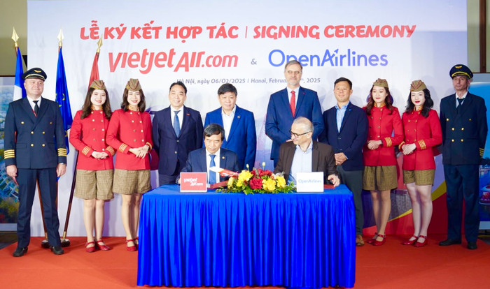 Phó Tổng giám đốc Vietjet Nguyễn Đức Thịnh (trái) và CEO OpenAirlines Alexandre Feray (phải) ký kết thoả thuận chiến lược triển khai ứng dụng SkyBreathe® tối ưu nhiên liệu bay, giảm xả thải CO2. Photo 3 (4).jpg