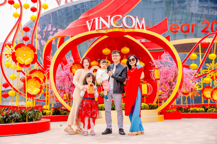 Cả gia đình say sưa lưu giữ khoảnh khắc sum vầy trong khung hình rực rỡ sắc xuân tại Vincom Mega Mall Ocean City. 6.jpg