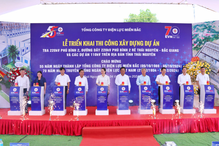 Các đại biểu thực hiện nghi thức bấm nút triển khai thi công xây dựng dự án Trạm biến áp 220kV Phú Bình 2, đường dây 220kV Phú Bình 2 rẽ Thái Nguyên - Bắc Giang và các dự án 110kV trên địa bàn tỉnh Thái Nguyên. 03-2.JPG