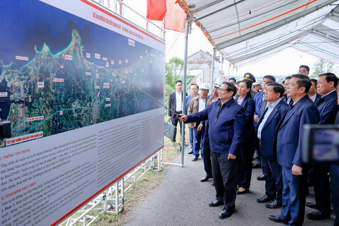 Thủ tướng Phạm Minh Chính kiểm tra tình hình thực hiện dự án đường ven biển Dung Quất - Sa Huỳnh. Ảnh: VGP/Nhật Bắc Thủ tướng Phạm Minh Chính kiểm tra tình hình thực hiện dự án đường ven biển Dung Quất - Sa Huỳnh. Ảnh: VGP/Nhật Bắc