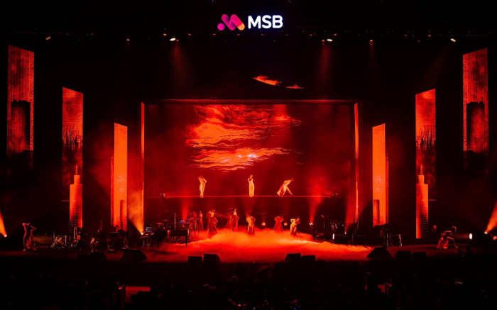 Tiết mục Múa tương tác trên nền nhạc đơn sắc (Ảnh: BTC)