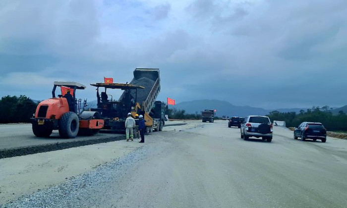 Không khí thi công khẩn trương trên các công trường dự án. Ảnh: VGP Không khí thi công khẩn trương trên các công trường dự án. Ảnh: VGP