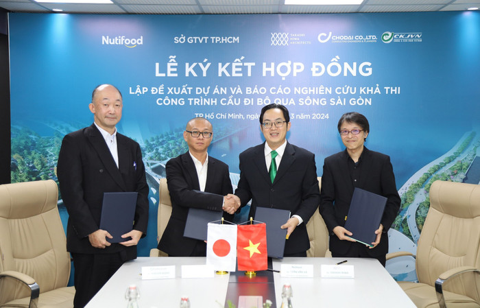 Nutifood ký kết cùng đại diện liên danh Công ty TNHH Chodai & Kiso - Jiban Việt Nam, Công ty TNHH Chodai và Công ty TNHH Kiến trúc Niwa để hợp tác thực hiện công trình cầu đi bộ qua sông Sài Gòn. Nutifood ki ket voi doi tac thuc hien du an cau di bo.jpg