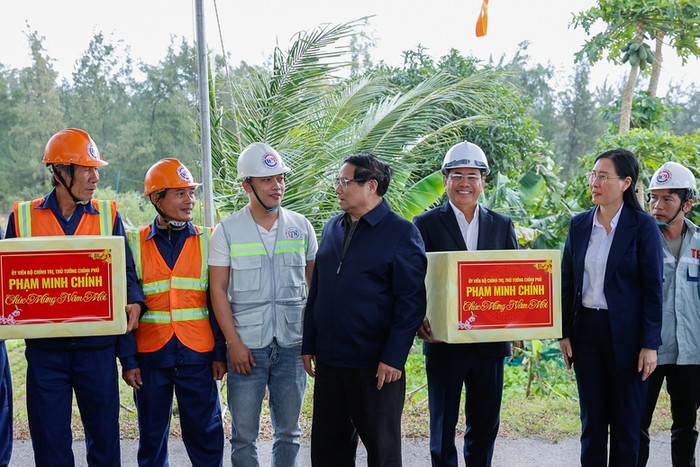 Thủ tướng Phạm Minh Chính chúc Tết, tặng quà cán bộ, công nhân thi công dự án đường ven biển Dung Quất - Sa Huỳnh. Ảnh: VGP/Nhật Bắc Thủ tướng Phạm Minh Chính chúc Tết, tặng quà cán bộ, công nhân thi công dự án đường ven biển Dung Quất - Sa Huỳnh. Ảnh: VGP/Nhật Bắc