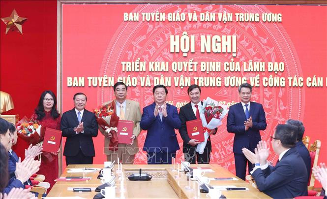 Lãnh đạo Ban Tuyên giáo và Dân vận Trung ương trao Quyết định bổ nhiệm lãnh đạo Vụ Dân chủ và cơ quan nhà nước. Ảnh: Phương Hoa/TTXVN Lãnh đạo Ban Tuyên giáo và Dân vận Trung ương trao Quyết định bổ nhiệm lãnh đạo Vụ Dân chủ và cơ quan nhà nước. Ảnh: Phương Hoa/TTXVN