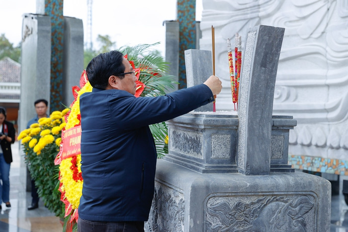 Thủ tướng Phạm Minh Chính dâng hương tại Nghĩa trang liệt sĩ tỉnh Quảng Nam. Ảnh: VGP/Nhật Bắc Thủ tướng Phạm Minh Chính dâng hương tại Nghĩa trang liệt sĩ tỉnh Quảng Nam. Ảnh: VGP/Nhật Bắc
