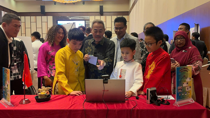 Học sinh Việt Nam tự tin thuyết trình dự án với ông Dato Roland Sagah Wee Inn, Bộ trưởng Bộ Giáo dục, Đổi mới sáng tạo và Phát triển Tài năng Bang Sarawak (Malaysia). Minister.jpg
