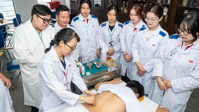 Sinh viên ngành Y học cổ truyền trong một giờ học thực hành tại HIU. Sinh viên ngành Y học cổ truyền trong một giờ học thực hành tại HIU.