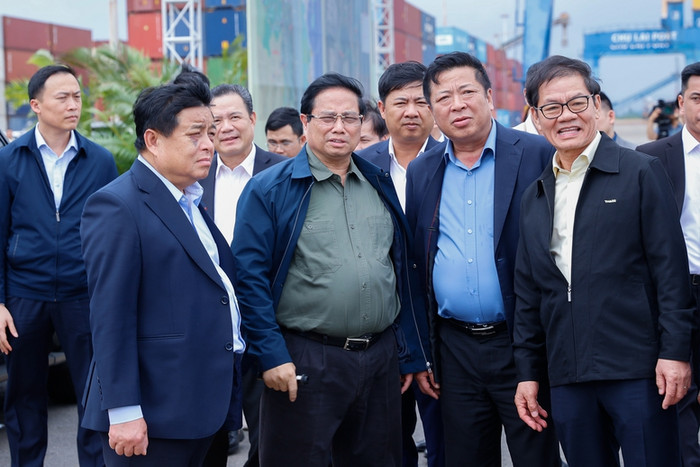 Thủ tướng Phạm Minh Chính nghe giới thiệu khi thăm, khảo sát cảng biển Chu Lai. Ảnh: VGP/Nhật Bắc Thủ tướng Phạm Minh Chính nghe giới thiệu khi thăm, khảo sát cảng biển Chu Lai. Ảnh: VGP/Nhật Bắc