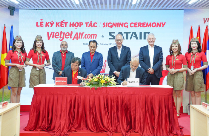 Phó Tổng giám đốc Vietjet Nguyễn Đức Thịnh (trái) và Giám đốc Thương mại của Satair, ông Paul Lochab (phải) đại diện hai bên ký kết thoả thuận thỏa thuận dài hạn sử dụng Dịch vụ vật tư tích hợp (Integrated Material Services - IMS) cho đội bay Airbus của Vietjet. Photo 3 (5).jpg