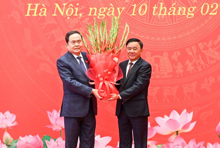Thường trực Ban Bí thư Trần Cẩm Tú tặng hoa chúc mừng Bí thư Đảng bộ Quốc hội, Chủ tịch Quốc hội Trần Thanh Mẫn và Đảng bộ Quốc hội. (Ảnh Duy Linh) Thường trực Ban Bí thư Trần Cẩm Tú tặng hoa chúc mừng Bí thư Đảng bộ Quốc hội, Chủ tịch Quốc hội Trần Thanh Mẫn và Đảng bộ Quốc hội. (Ảnh Duy Linh)