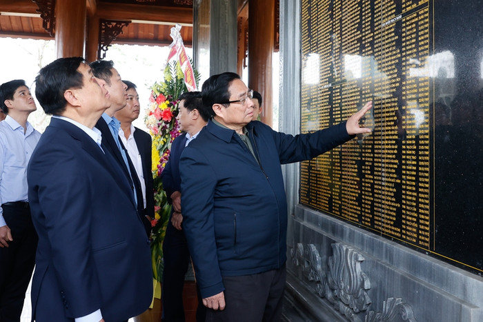 Thủ tướng thăm nhà bia ghi danh tưởng niệm các anh hùng liệt sĩ tại Nghĩa trang liệt sĩ tỉnh Quảng Nam. Ảnh: VGP/Nhật Bắc Thủ tướng thăm nhà bia ghi danh tưởng niệm các anh hùng liệt sĩ tại Nghĩa trang liệt sĩ tỉnh Quảng Nam. Ảnh: VGP/Nhật Bắc