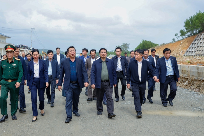 Thủ tướng Phạm Minh Chính kiểm tra dự án cao tốc Quảng Ngãi - Hoài Nhơn (Bình Định) thuộc cao tốc Bắc - Nam phía đông. Ảnh: VGP/Nhật Bắc Thủ tướng Phạm Minh Chính kiểm tra dự án cao tốc Quảng Ngãi - Hoài Nhơn (Bình Định) thuộc cao tốc Bắc - Nam phía đông. Ảnh: VGP/Nhật Bắc