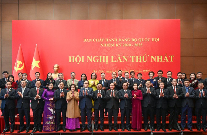 Bí thư Đảng ủy Quốc hội, Chủ tịch Quốc hội Trần Thanh Mẫn, Thường trực Ban Bí thư Trần Cẩm Tú và Ban Chấp hành Đảng bộ Quốc hội cùng các đại biểu. (Ảnh Duy Linh) Bí thư Đảng ủy Quốc hội, Chủ tịch Quốc hội Trần Thanh Mẫn, Thường trực Ban Bí thư Trần Cẩm Tú và Ban Chấp hành Đảng bộ Quốc hội cùng các đại biểu. (Ảnh Duy Linh)