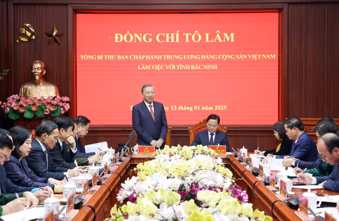 Chiều 13/1/2025, Tổng Bí thư Tô Lâm làm việc với Ban Chấp hành Đảng bộ tỉnh Bắc Ninh về đánh giá tình hình thực hiện Nghị quyết Đại hội Đảng bộ tỉnh khóa XX; kết quả thực hiện Nghị quyết 18 về việc sắp xếp, tinh giản tổ chức bộ máy tinh gọn đảm bảo hiệu năng, hiệu lực, hiệu quả và hoàn thiện các tiêu chí của đô thị loại I, trở thành thành phố trực thuộc Trung ương. (Ảnh: Thống Nhất/TTXVN)